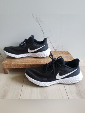 Nike Revolution 5 Sneakers